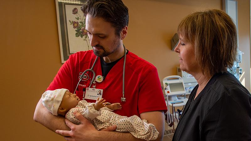 护理专业的学生正在学习婴儿